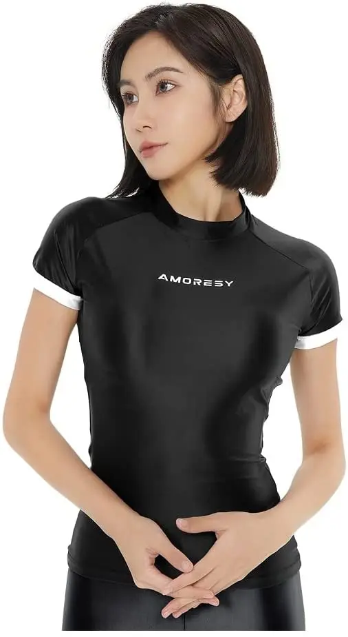 Дамска черна тениска с къс ръкав от лъскава коприна с еластична дъното и бяла белезници Amoresy серия Electra0